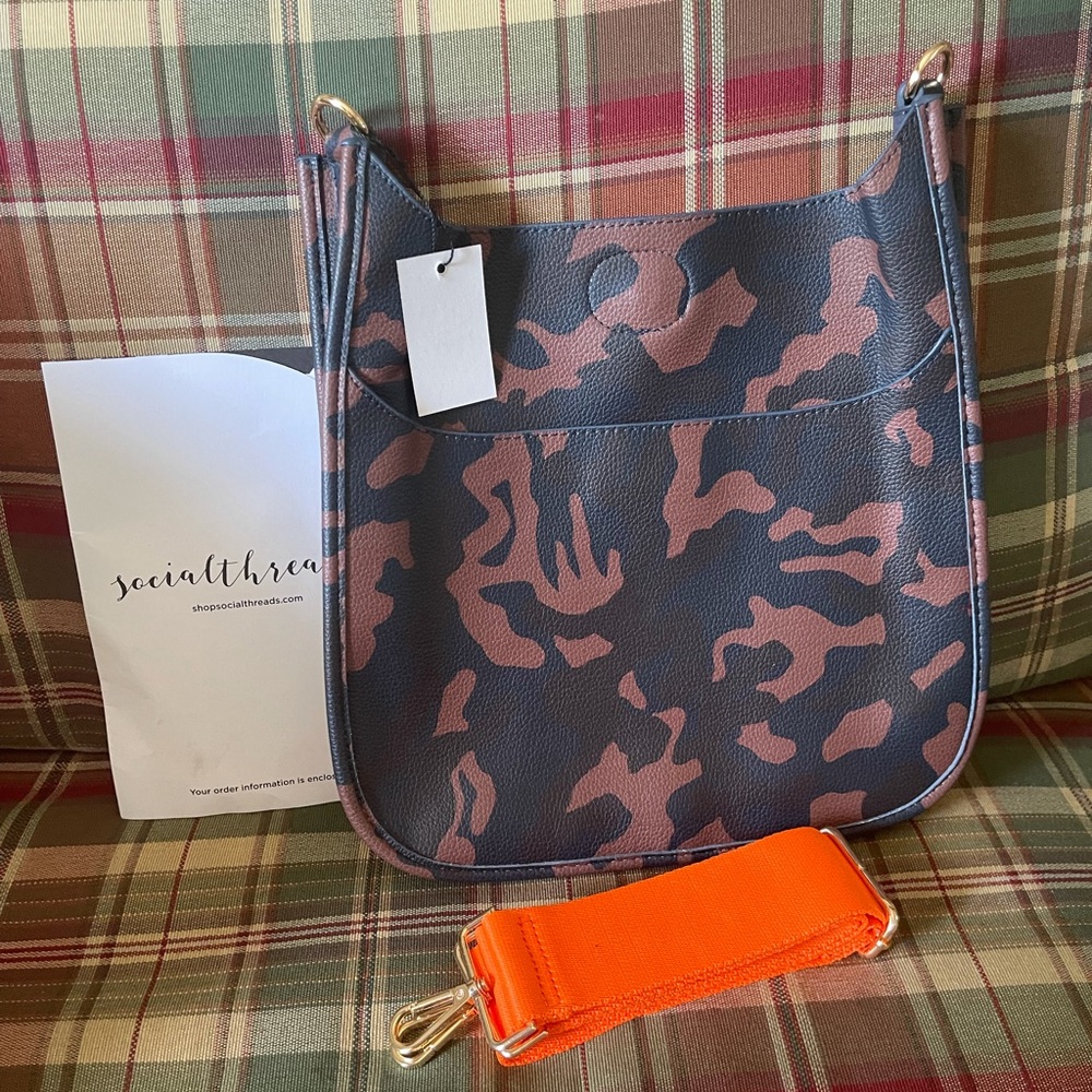 NWT Social Threads Messenger & Strap Set